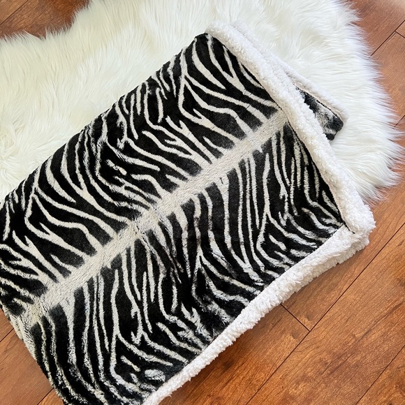 Bedding Nwt Zebra Faux Fur Ombre Throw Blanket Poshmark